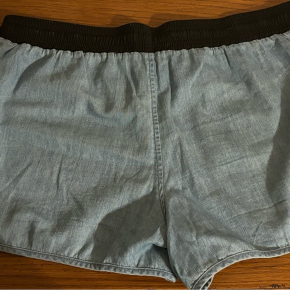Forever 21 Women’s Chambray Shorts. Size L. EUC. Very soft and comfortable - Picture 3 of 4